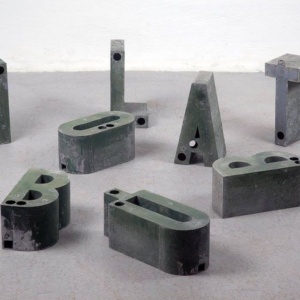 Sötétzöld ipari fém betűk