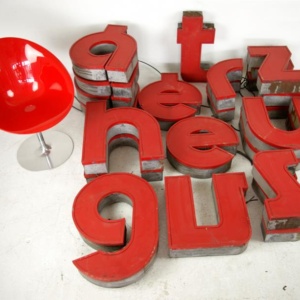 Kerek vonalú piros fém betűk