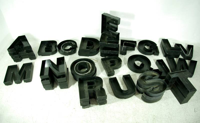 Üreges fekete fém betűk