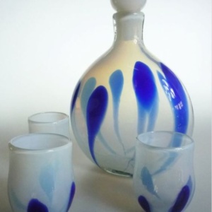 Pálinkáspalack három pohárral