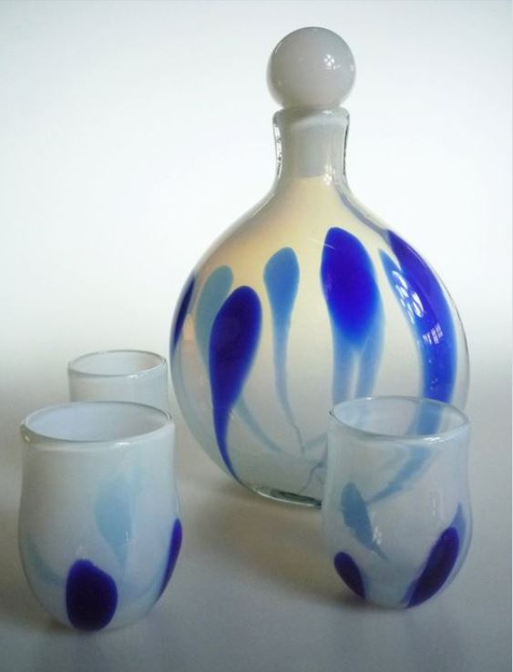 Pálinkáspalack három pohárral