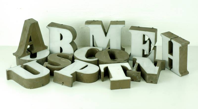 Fém szegélyes plexi betűk