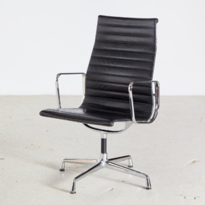 Charles & Ray Eames EA112 irodaszék