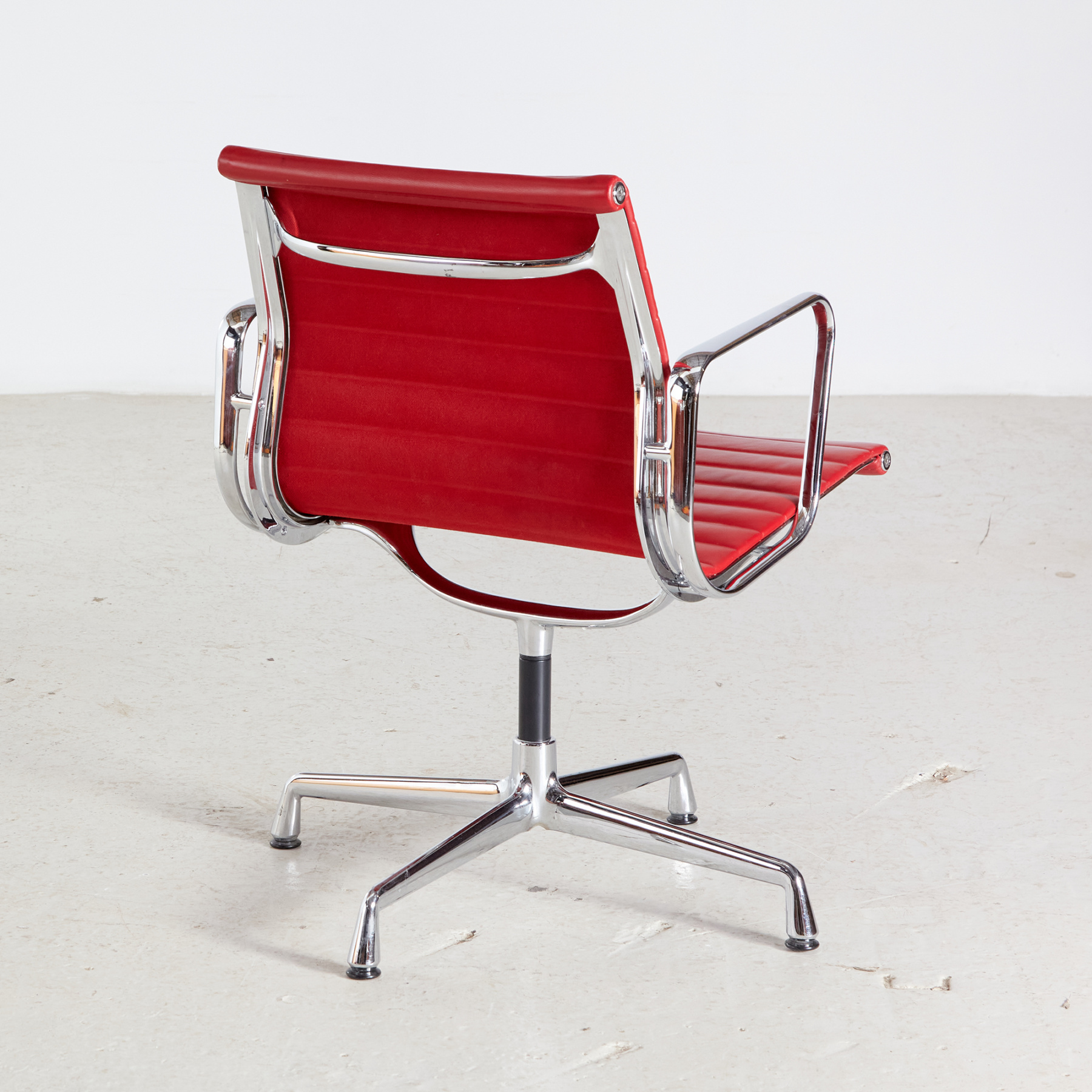 Charles & Ray Eames EA108 office chair - Image 2
