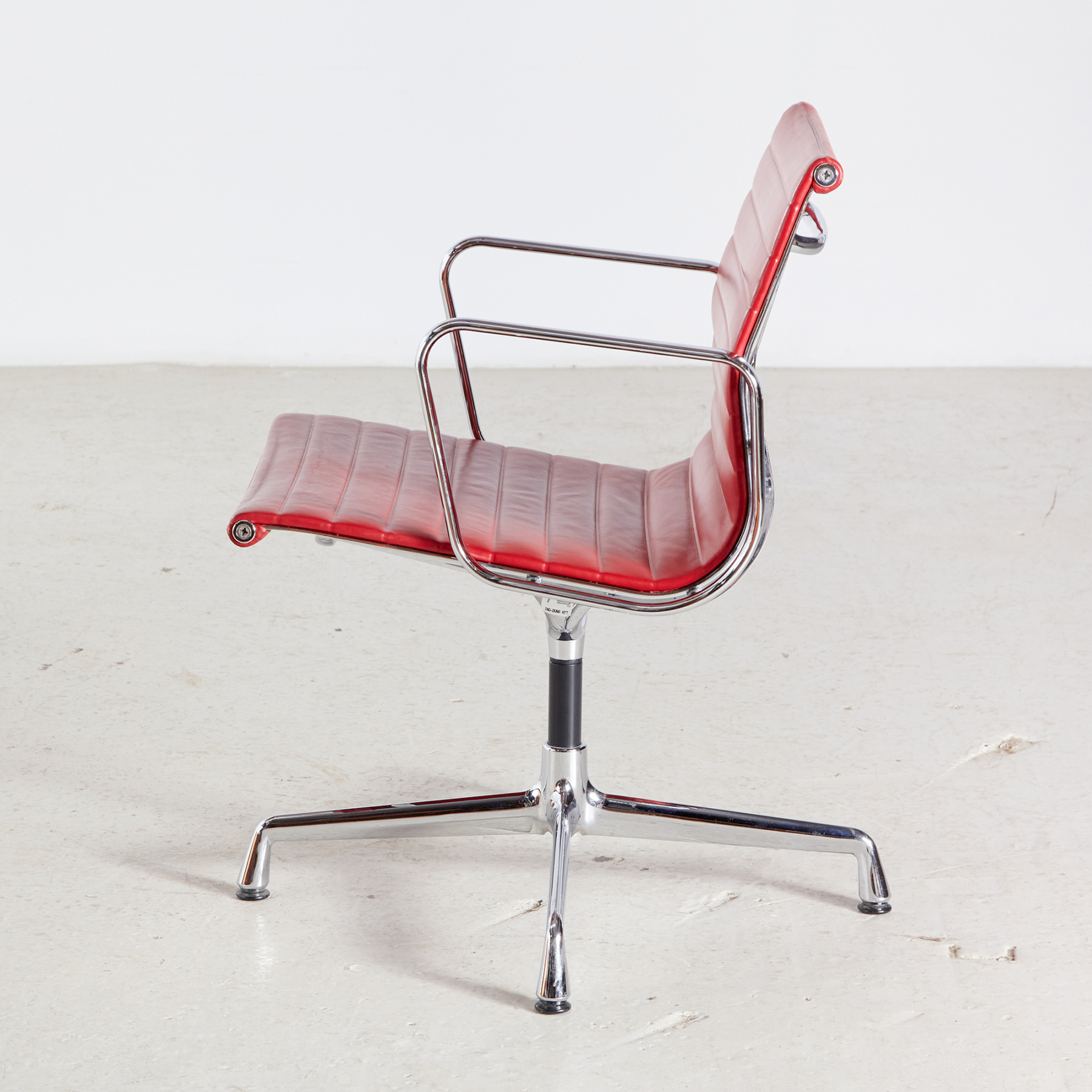Charles & Ray Eames EA108 office chair - Image 3
