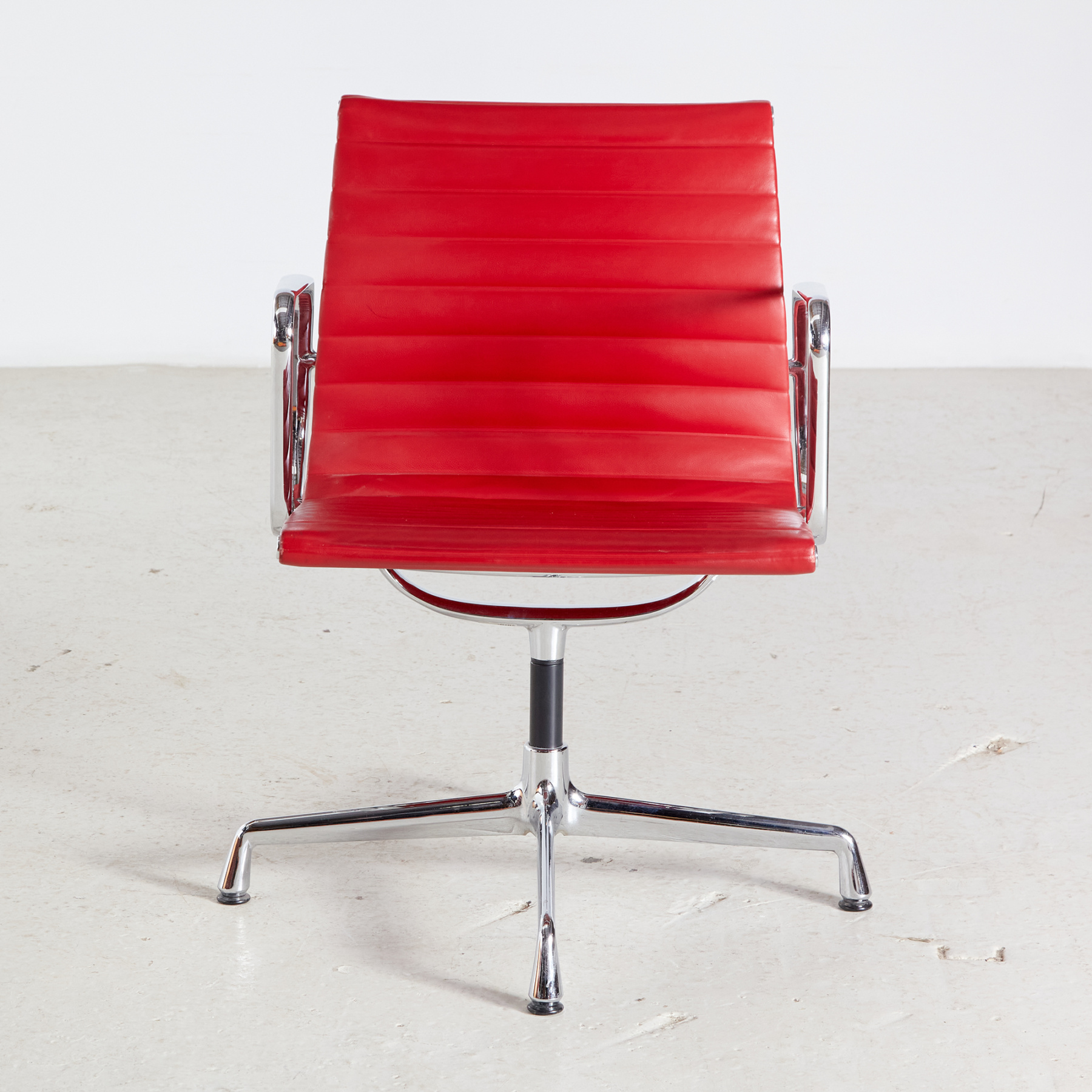 Charles & Ray Eames EA108 office chair - Image 4