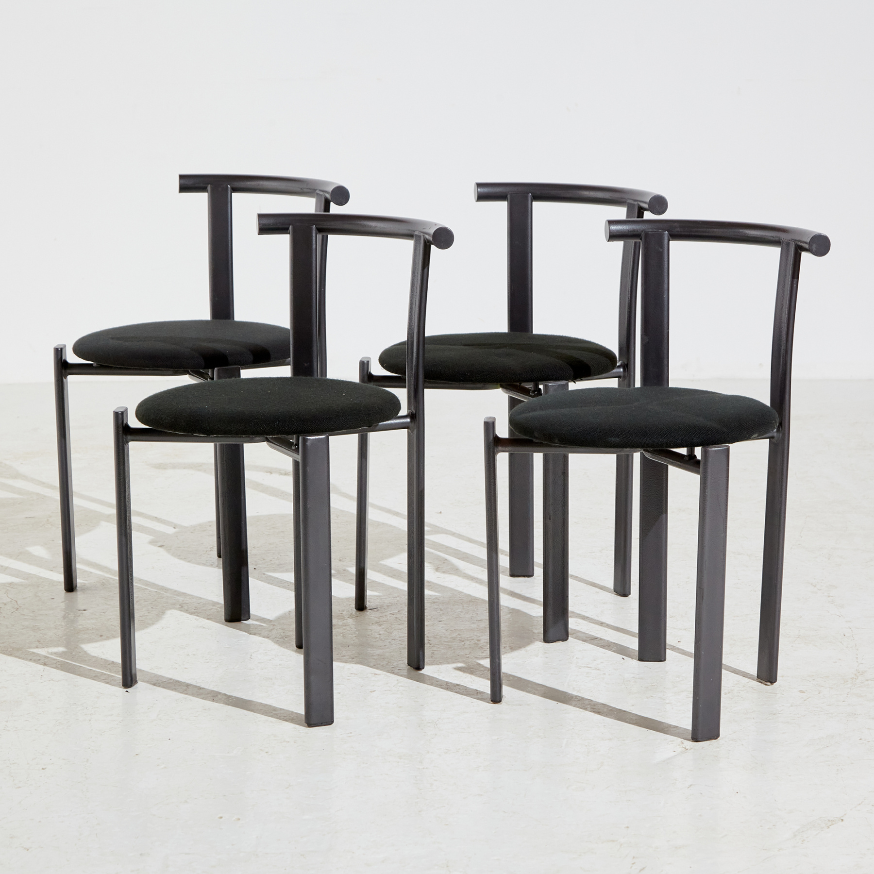 Posztmodern stílusú fémvázas szék