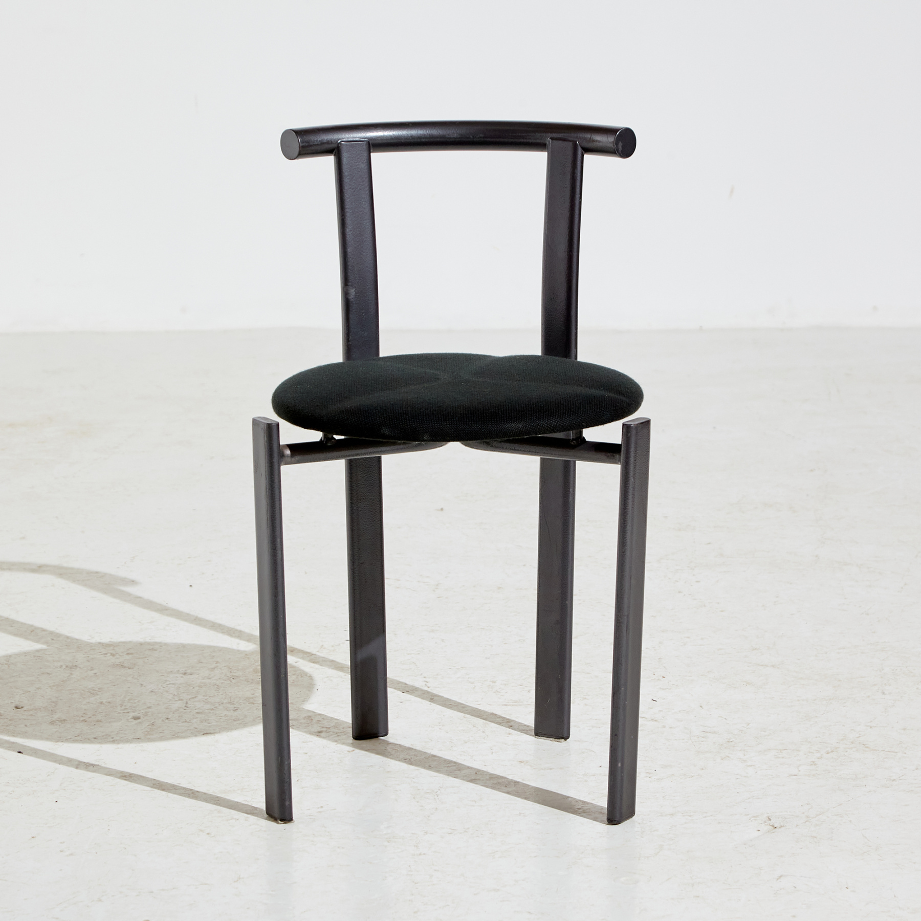 Posztmodern stílusú fémvázas szék - Image 5