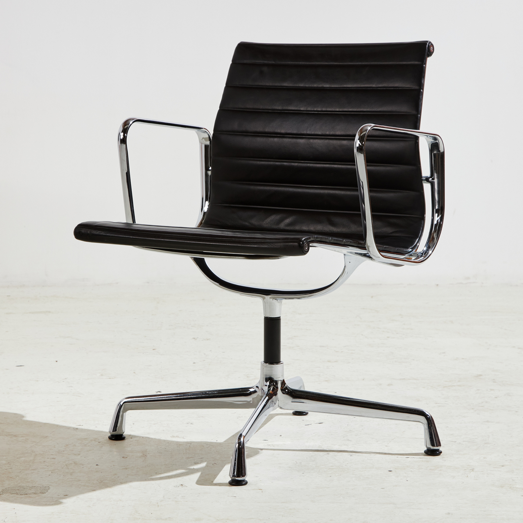 EA108 office swivel chair by Charles & Ray Eames for Vitra - Image 2