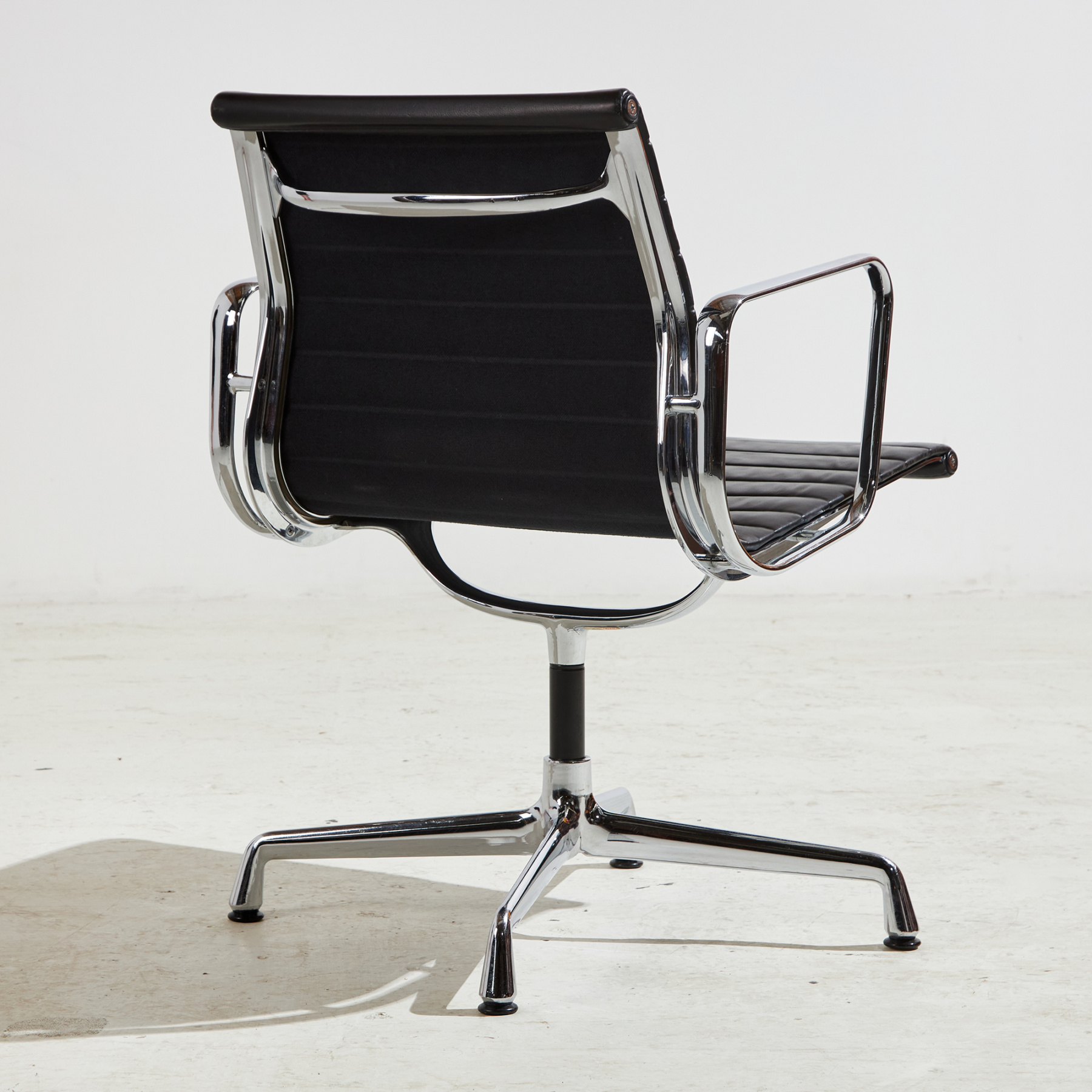 EA108 office swivel chair by Charles & Ray Eames for Vitra - Image 3
