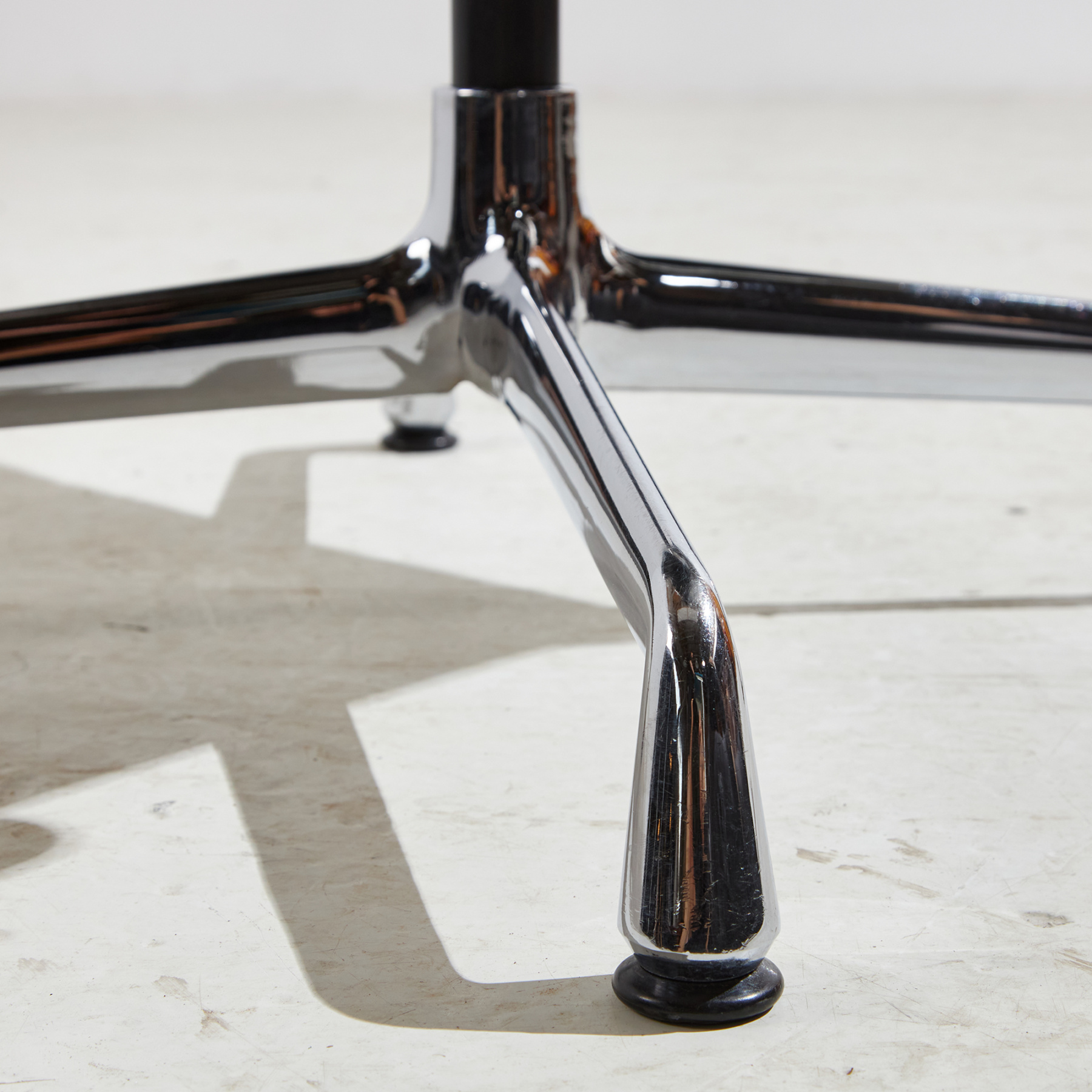 EA108 office swivel chair by Charles & Ray Eames for Vitra - Image 24