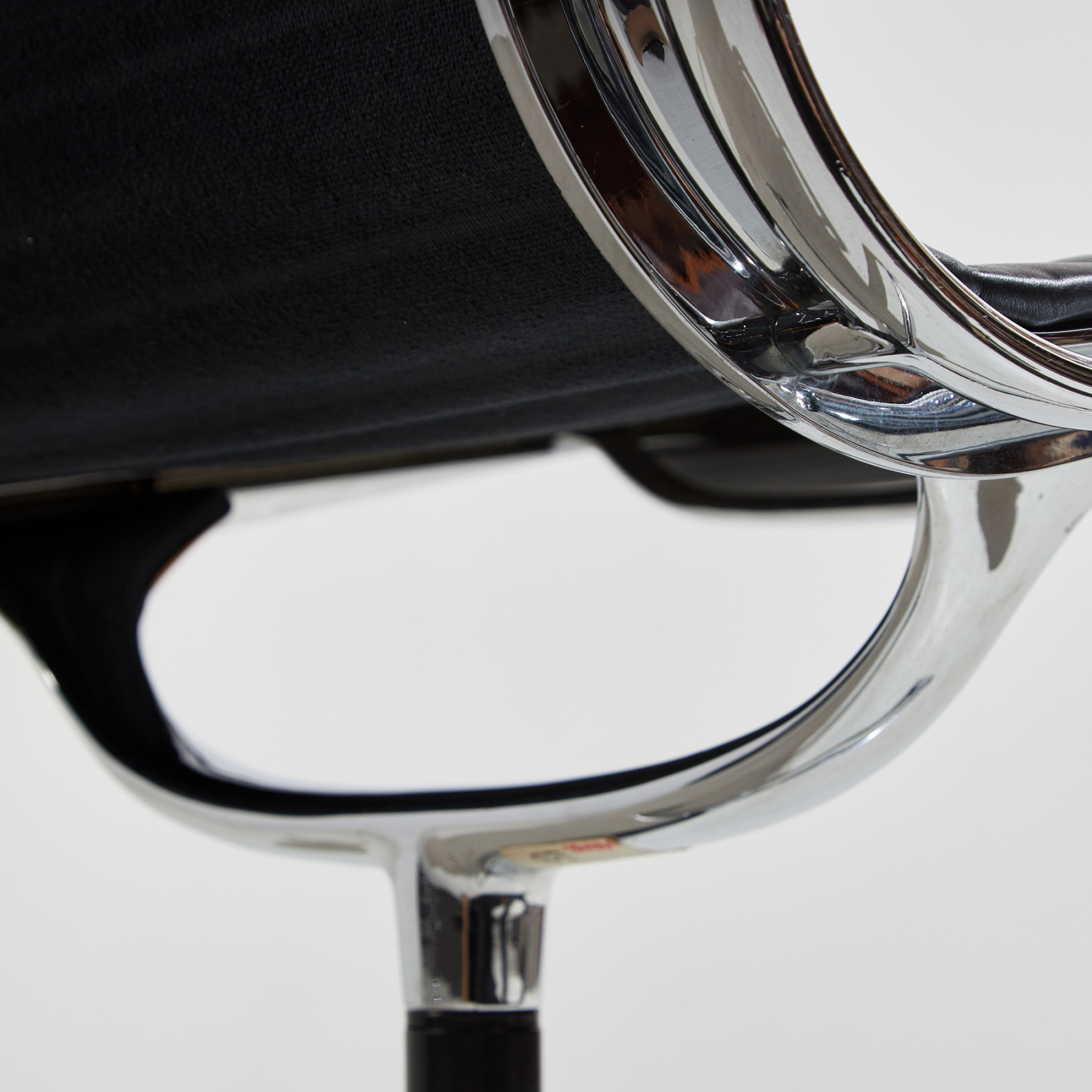 EA108 office swivel chair by Charles & Ray Eames for Vitra - Image 26