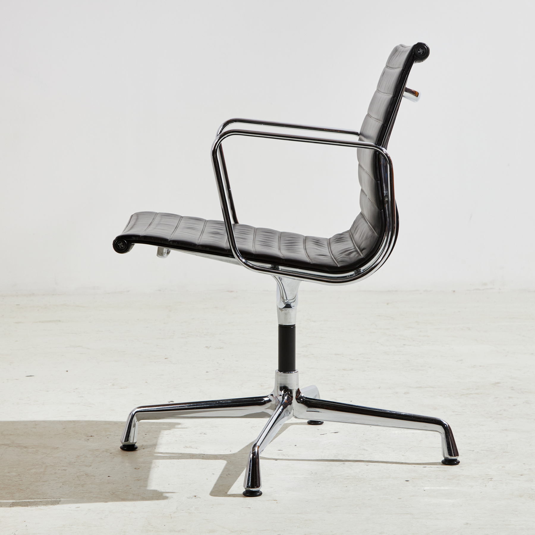 EA108 office swivel chair by Charles & Ray Eames for Vitra - Image 4