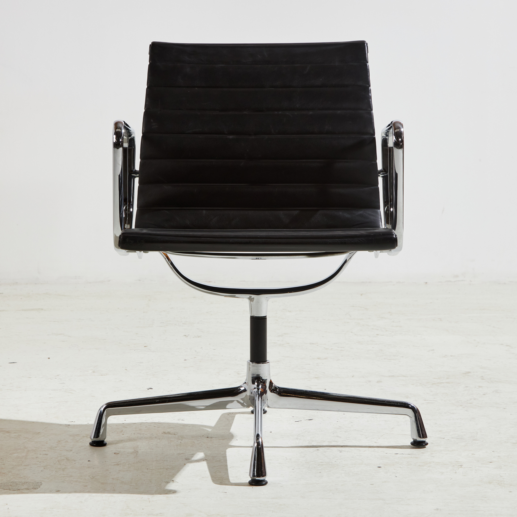 EA108 office swivel chair by Charles & Ray Eames for Vitra - Image 5
