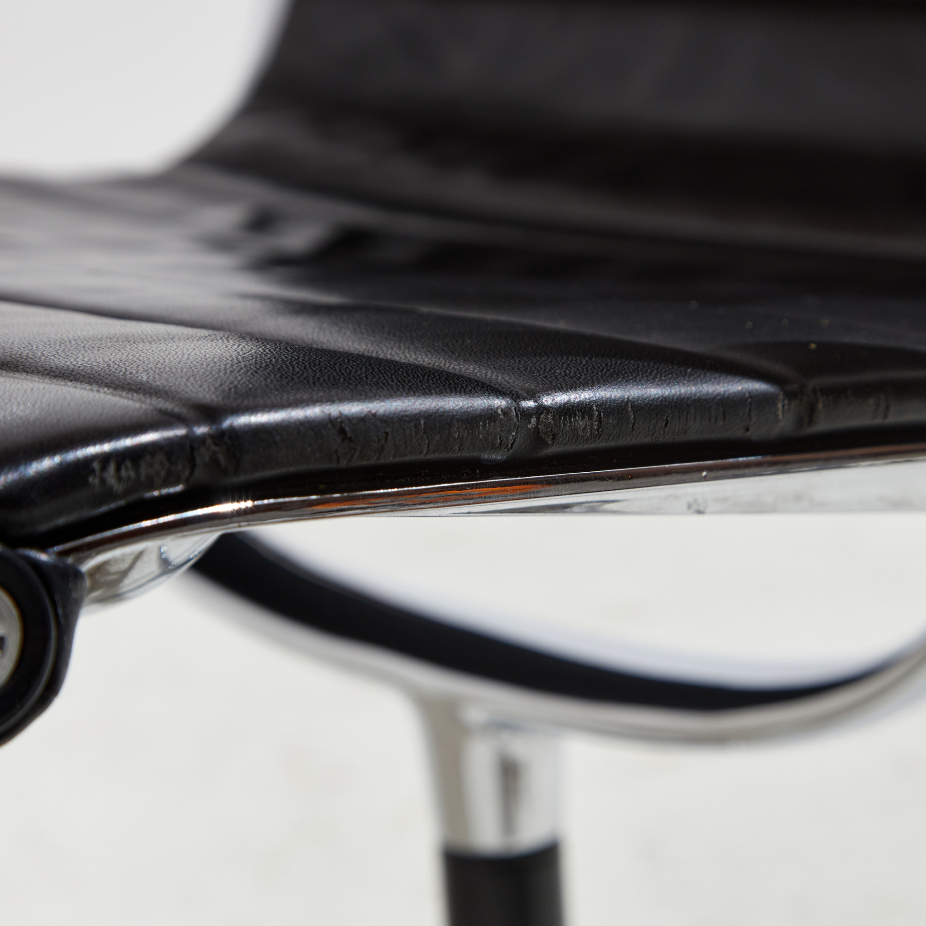 EA108 office swivel chair by Charles & Ray Eames for Vitra - Image 8