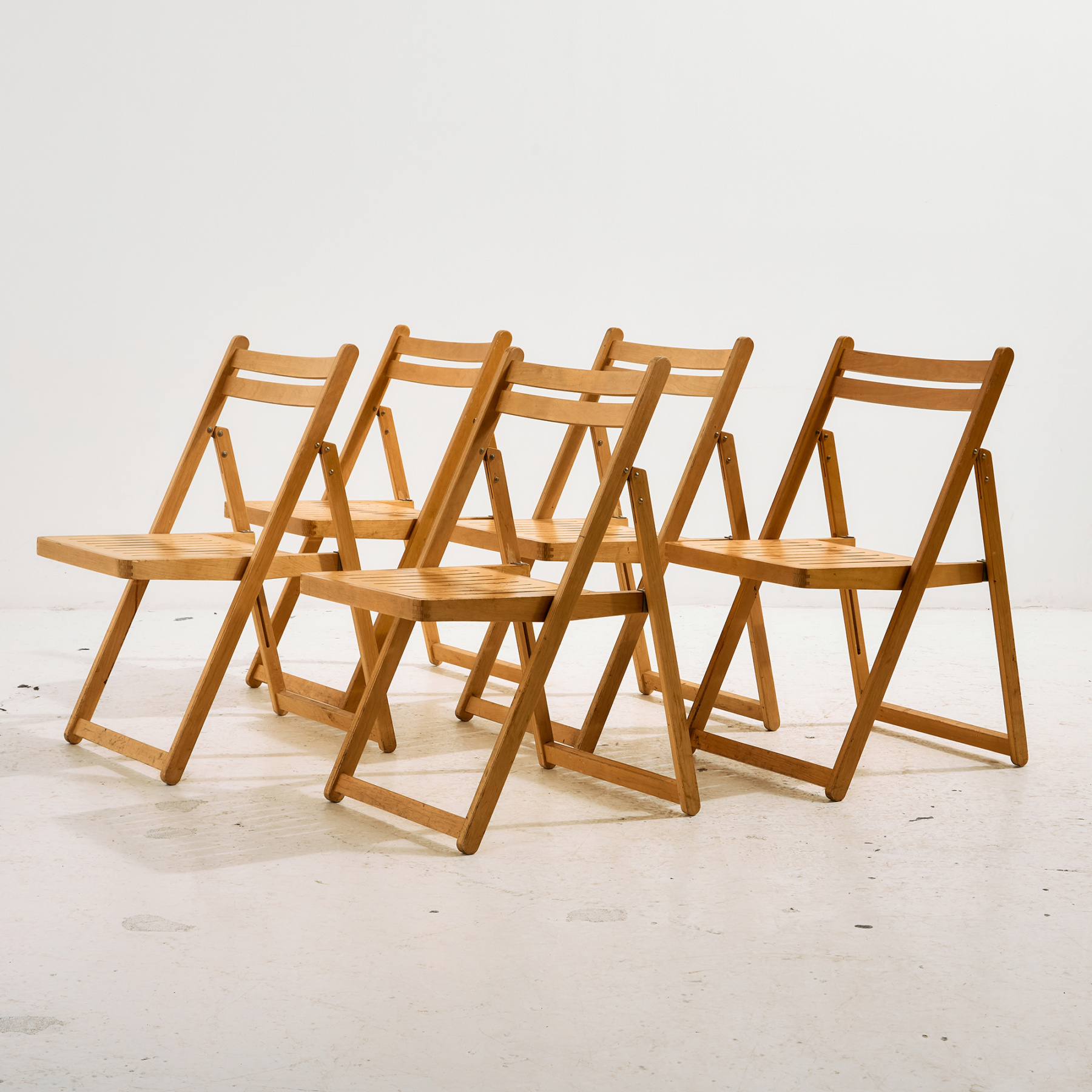 Foldable beech chair