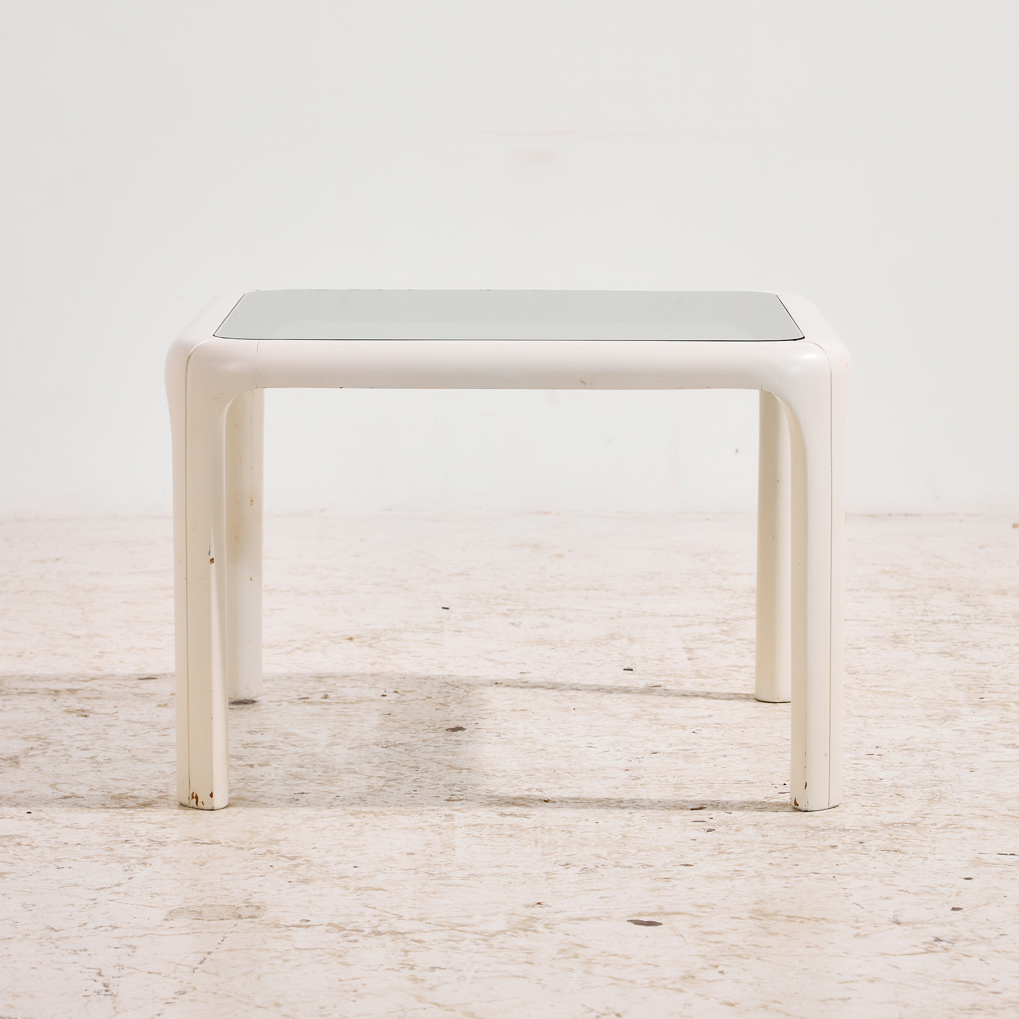 Fa és üveg dohányzóasztal