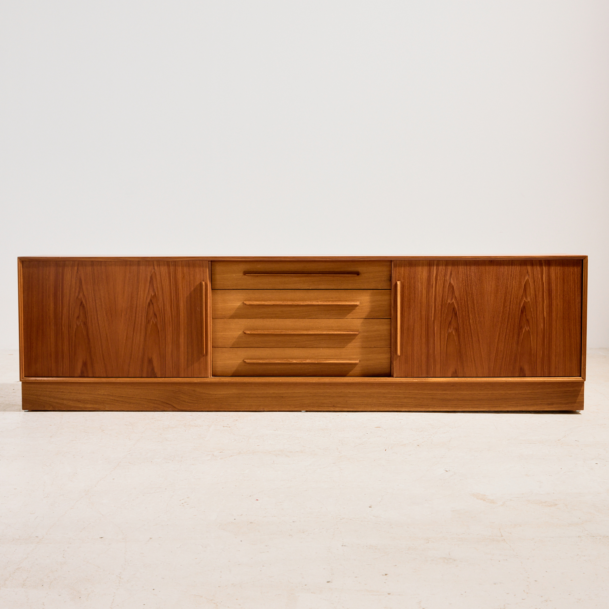 Felújított teak sideboard