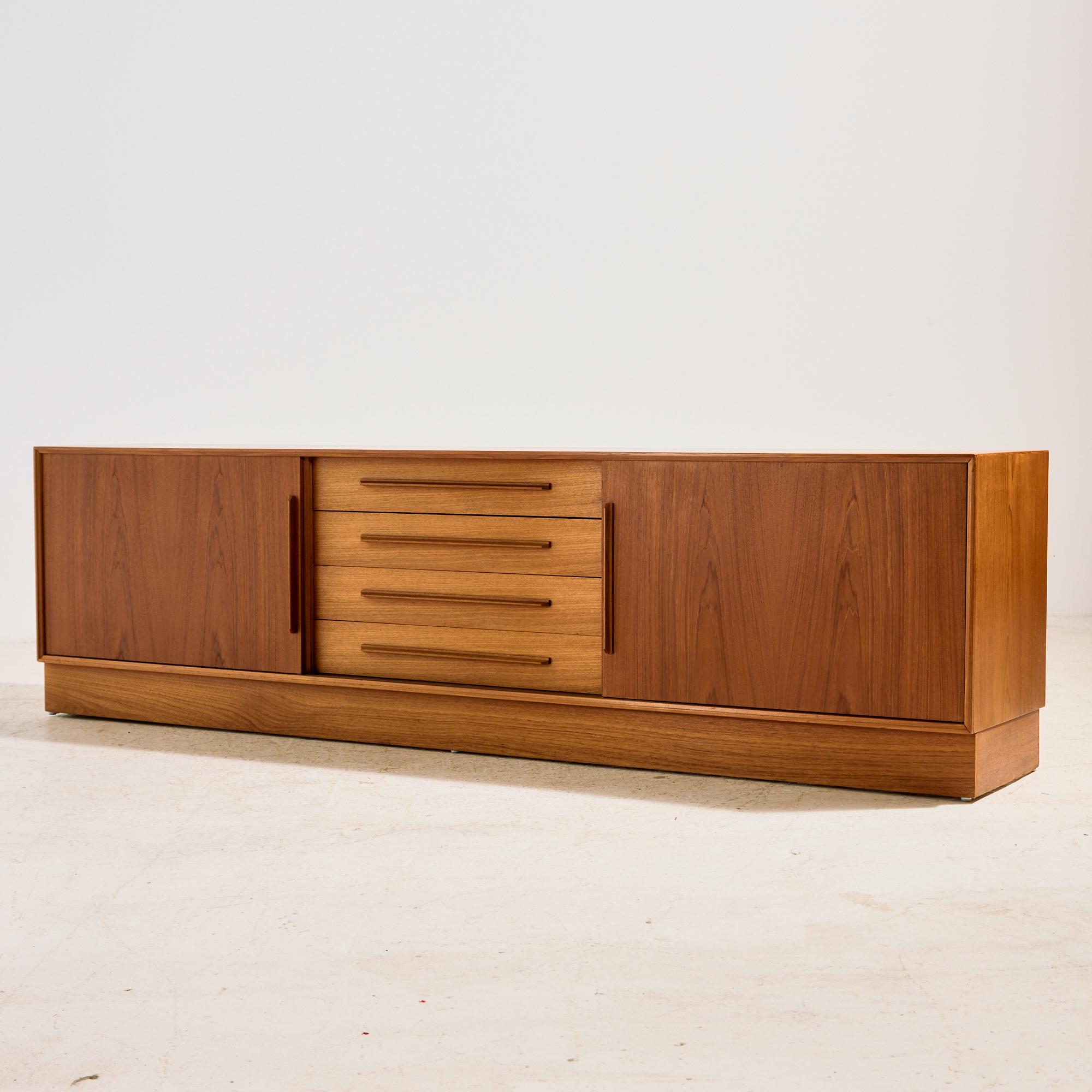 Felújított teak sideboard - Image 2