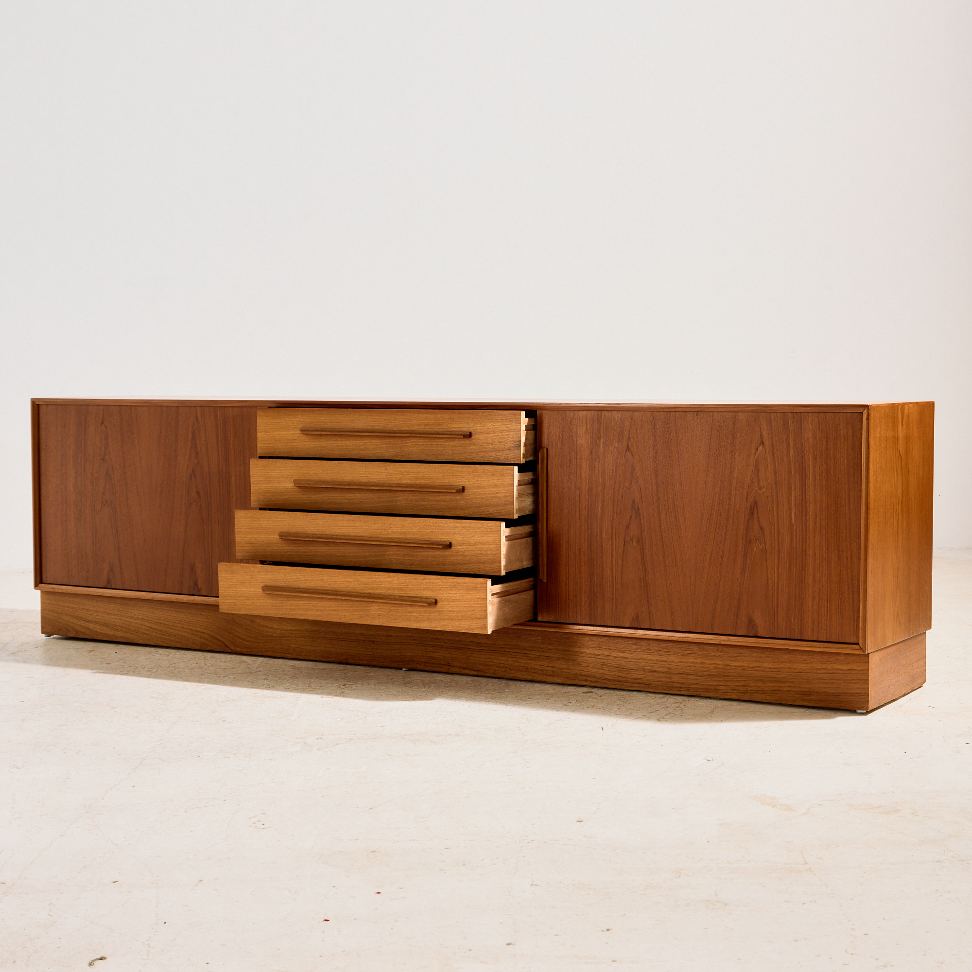 Felújított teak sideboard - Image 4