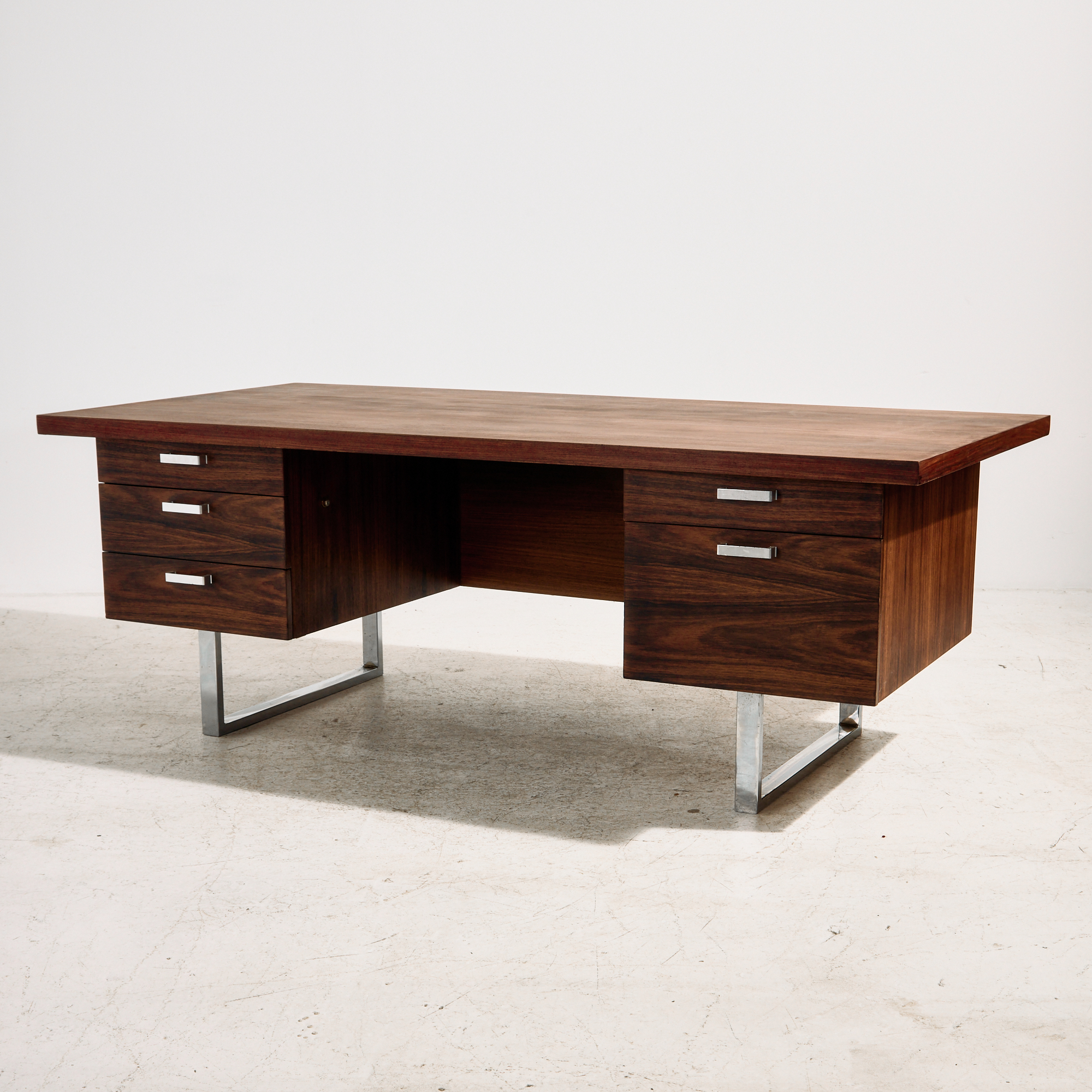 Rosewood executive desk by Trevor Chinn and Ray Leigh for Gordon Russell - Image 2