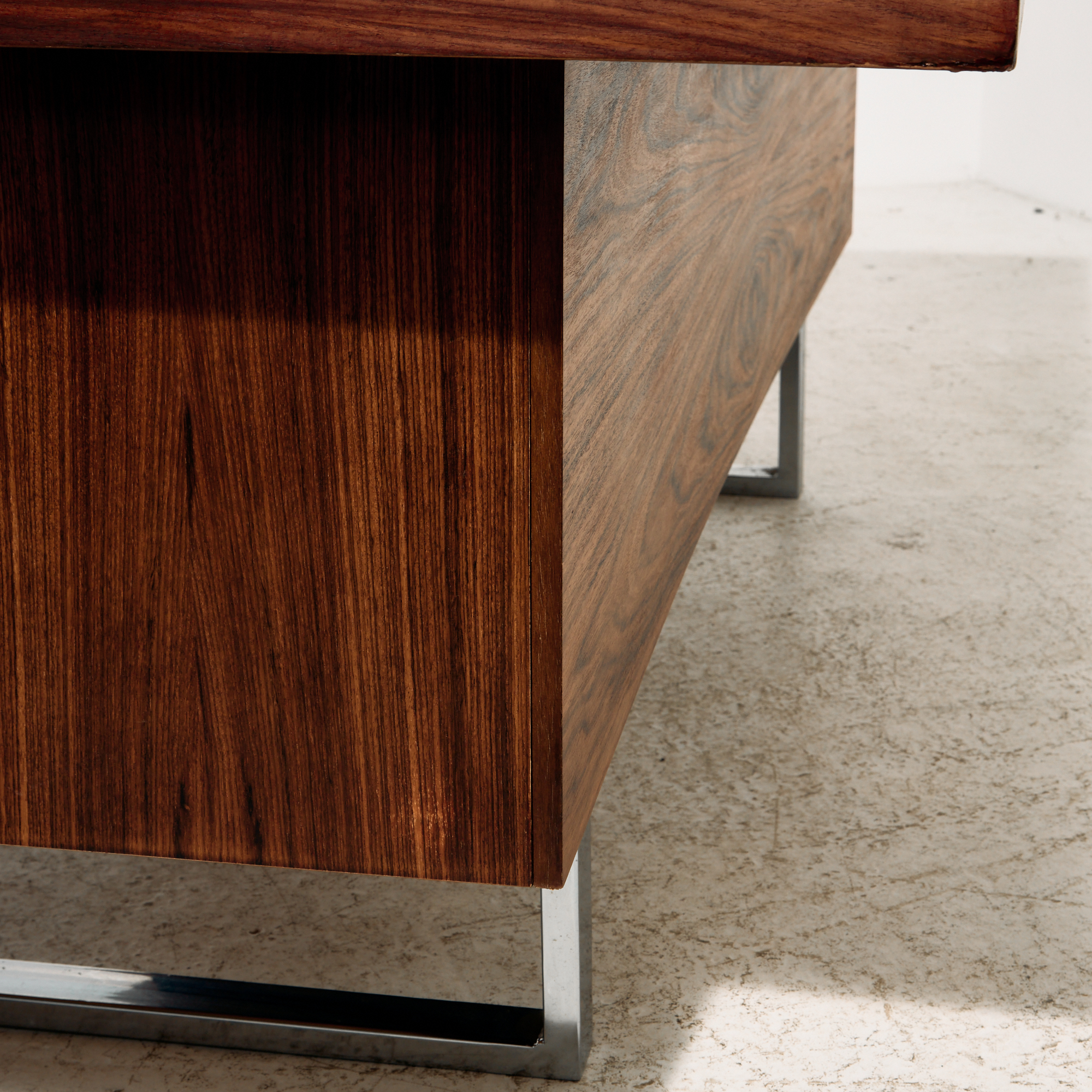 Rosewood executive desk by Trevor Chinn and Ray Leigh for Gordon Russell - Image 16