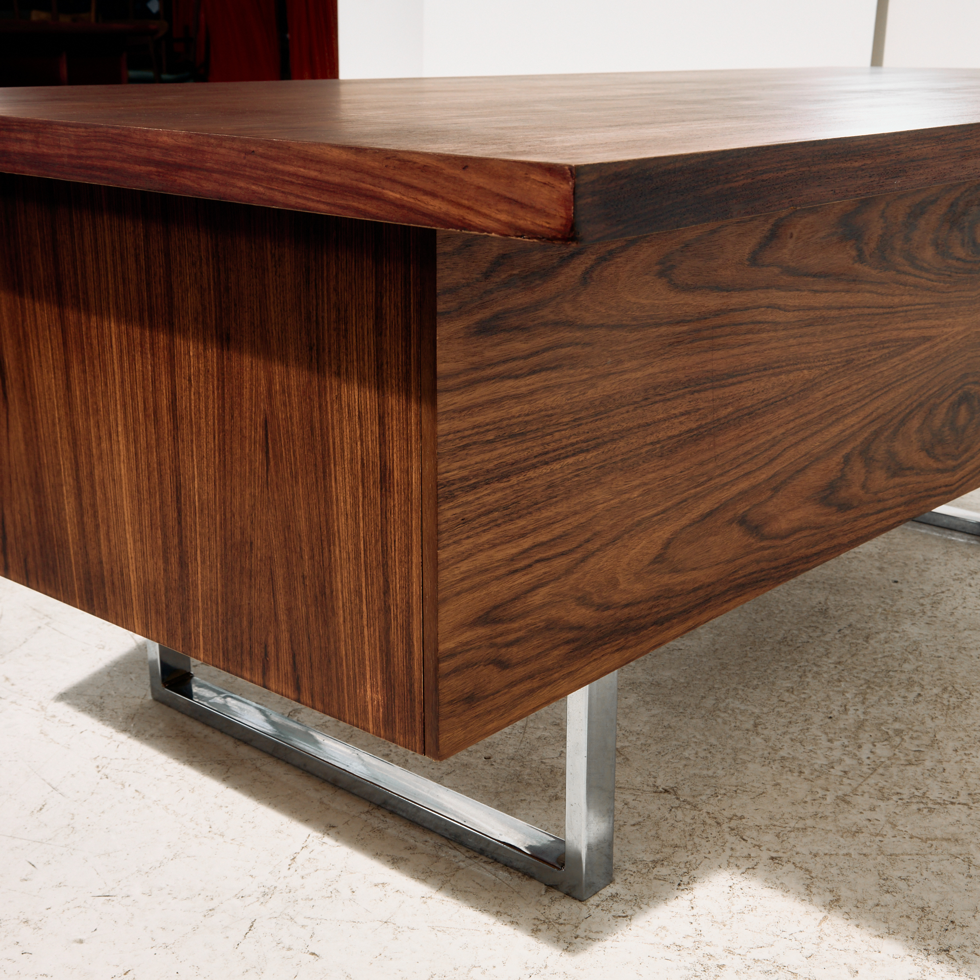 Rosewood executive desk by Trevor Chinn and Ray Leigh for Gordon Russell - Image 17
