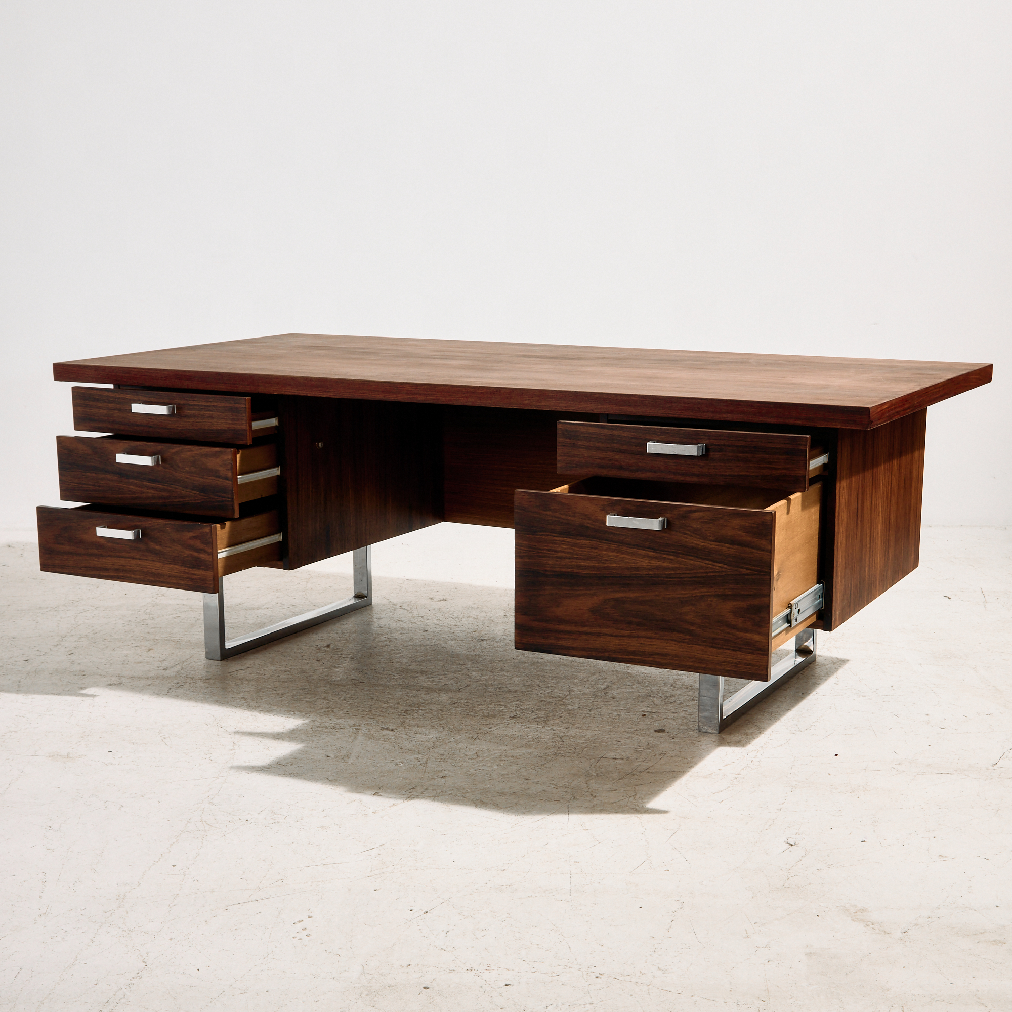 Rosewood executive desk by Trevor Chinn and Ray Leigh for Gordon Russell - Image 3