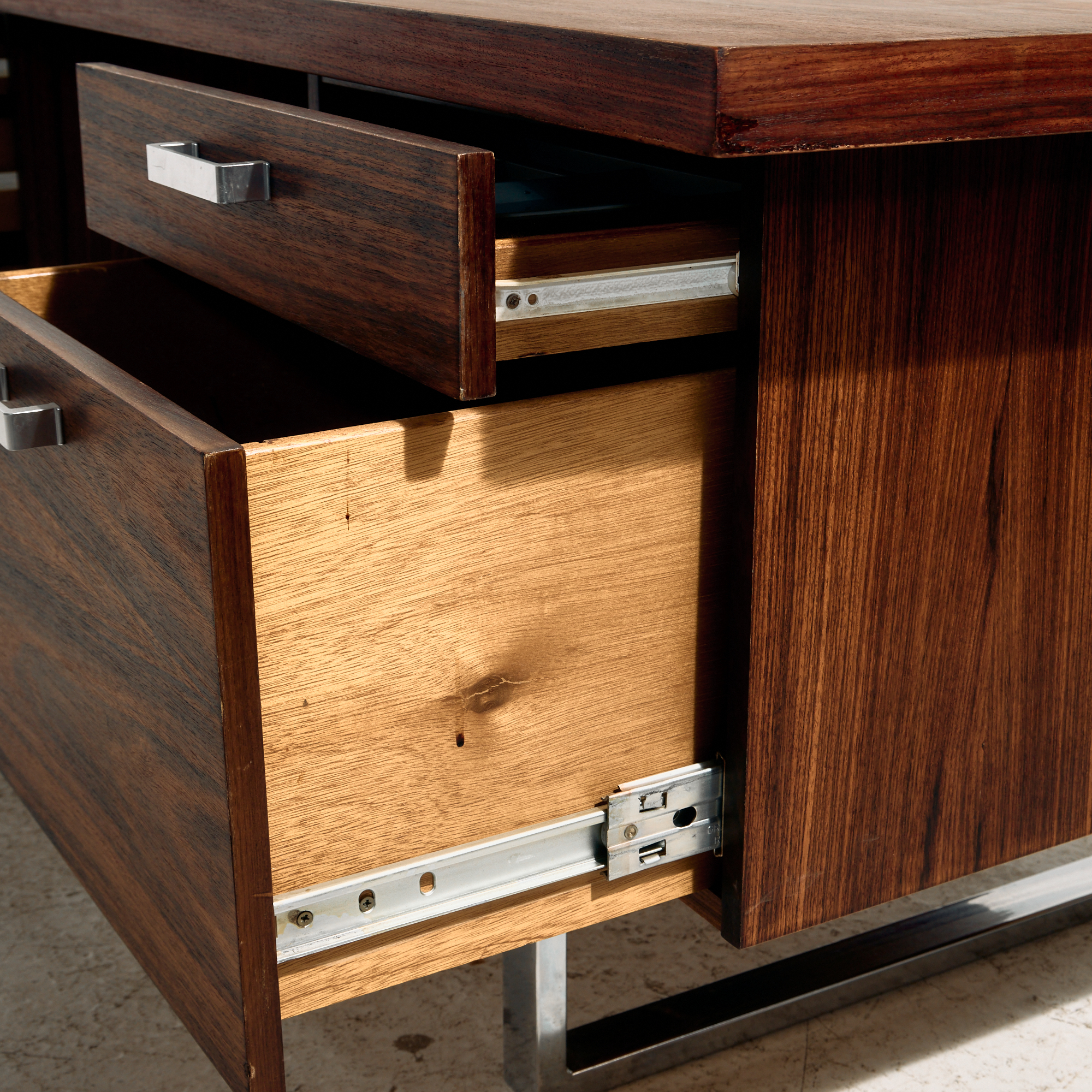 Rosewood executive desk by Trevor Chinn and Ray Leigh for Gordon Russell - Image 5